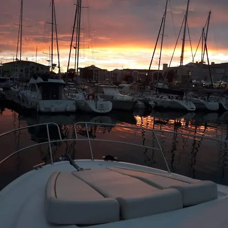 Bateau Le Bodega 2 Hotel na wodzie